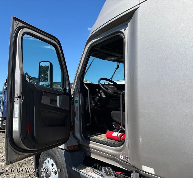 image for item YA0759 2019 Freightliner Cascadia semi truck