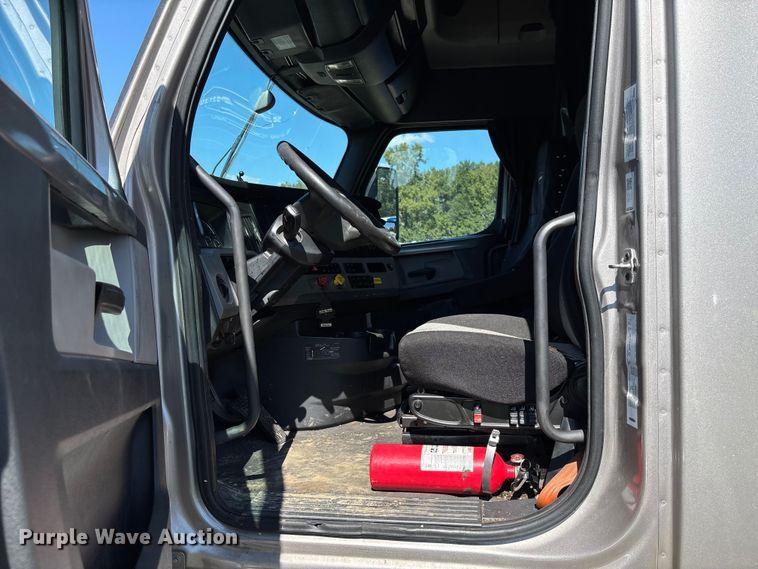 image for item YA0759 2019 Freightliner Cascadia semi truck