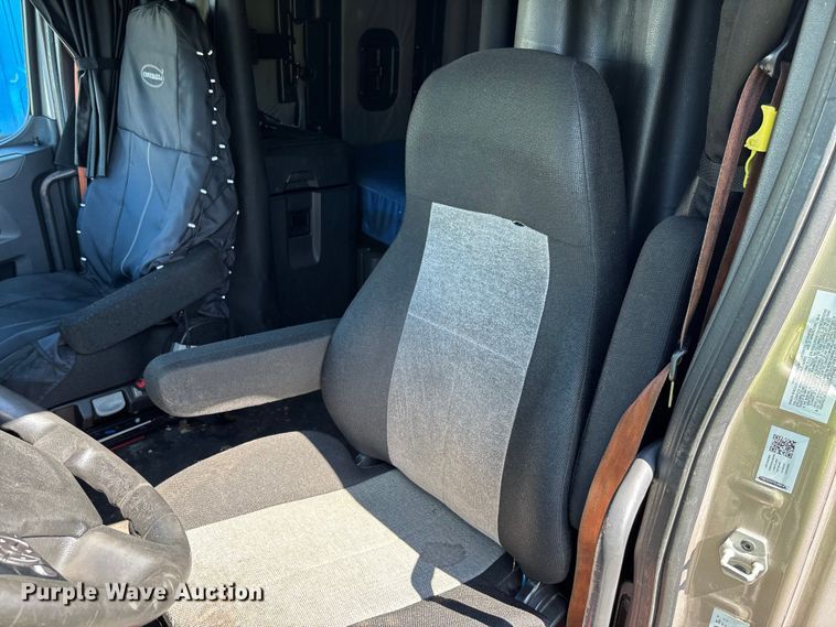 image for item YA0759 2019 Freightliner Cascadia semi truck