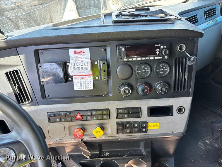 image for item YA0759 2019 Freightliner Cascadia semi truck