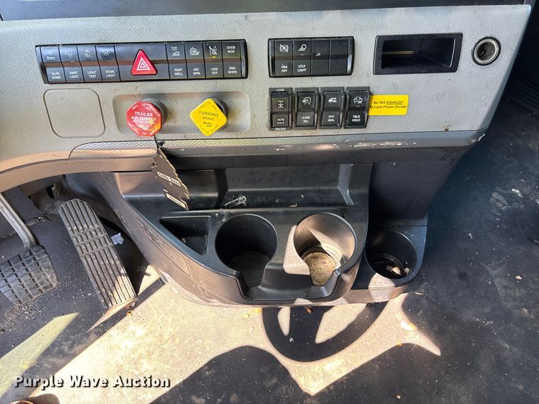 image for item YA0759 2019 Freightliner Cascadia semi truck