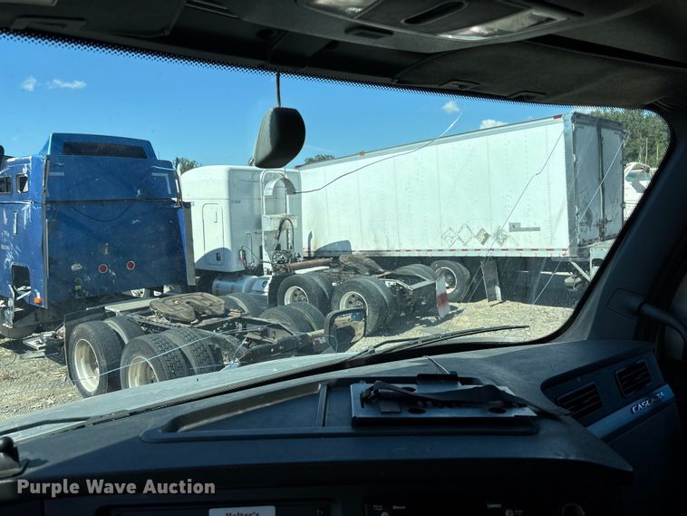 image for item YA0759 2019 Freightliner Cascadia semi truck