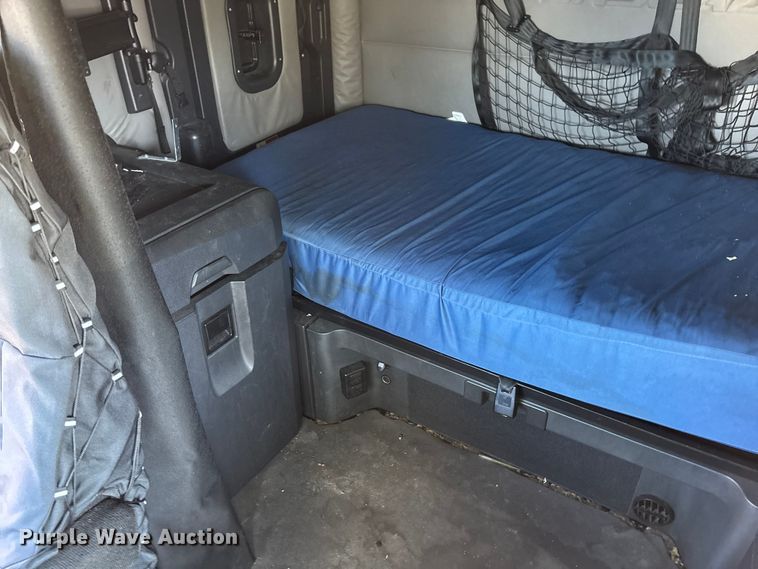 image for item YA0759 2019 Freightliner Cascadia semi truck