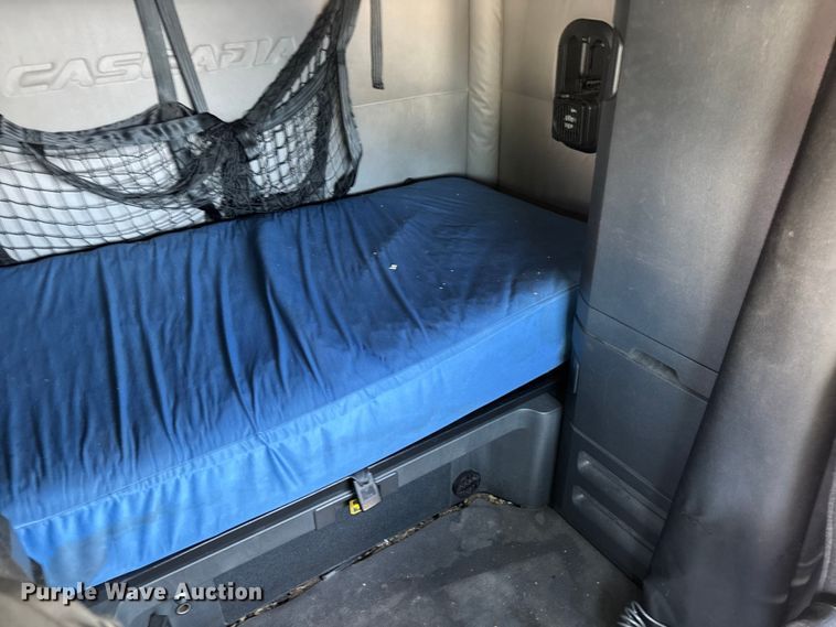 image for item YA0759 2019 Freightliner Cascadia semi truck