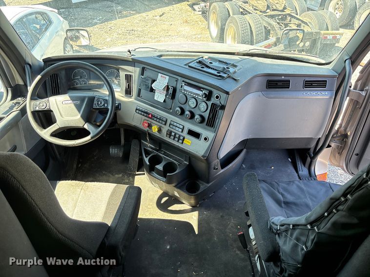 image for item YA0759 2019 Freightliner Cascadia semi truck