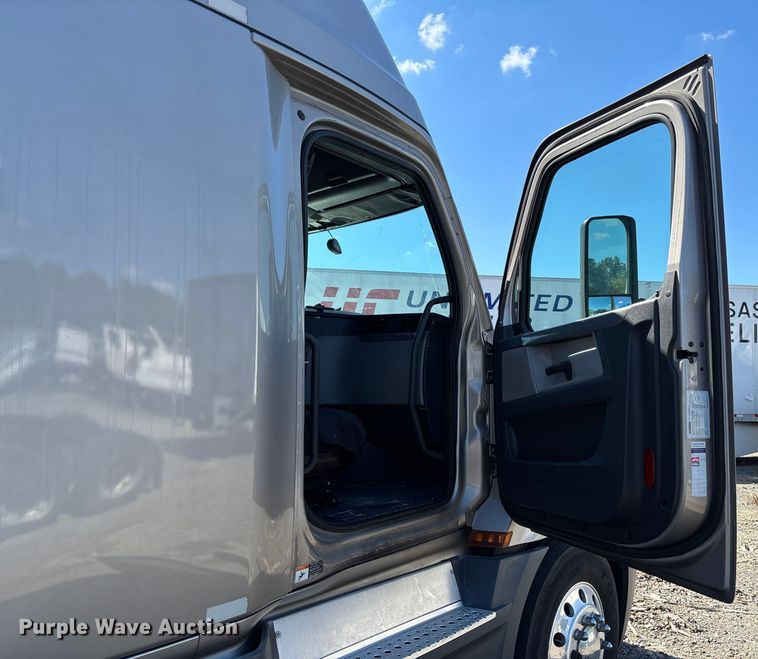 image for item YA0759 2019 Freightliner Cascadia semi truck