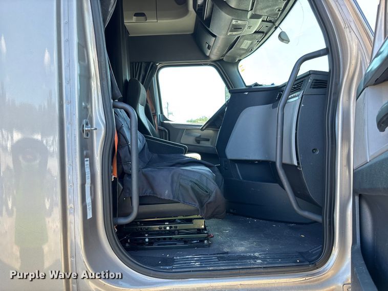 image for item YA0759 2019 Freightliner Cascadia semi truck