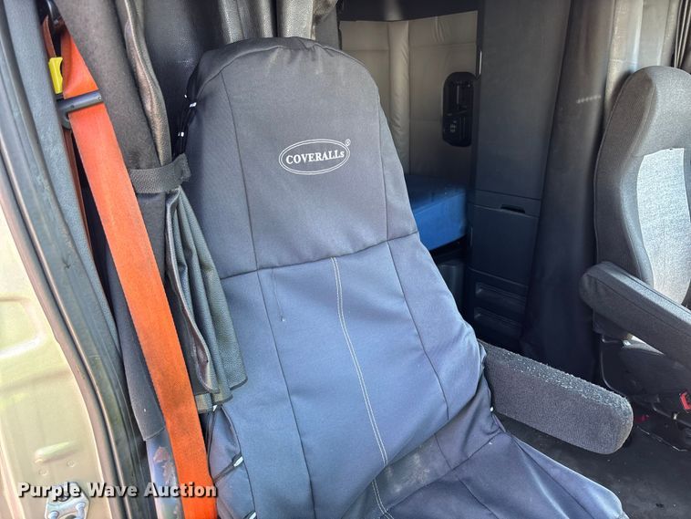 image for item YA0759 2019 Freightliner Cascadia semi truck