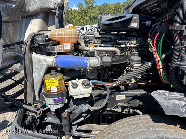 image for item YA0759 2019 Freightliner Cascadia semi truck