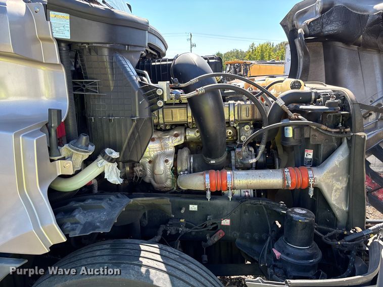 image for item YA0759 2019 Freightliner Cascadia semi truck