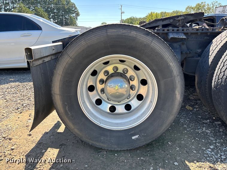 image for item YA0759 2019 Freightliner Cascadia semi truck