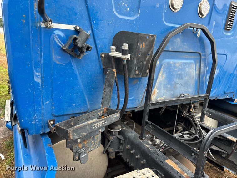 image for item YA0855 2016 International ProStar Plus 122 semi truck