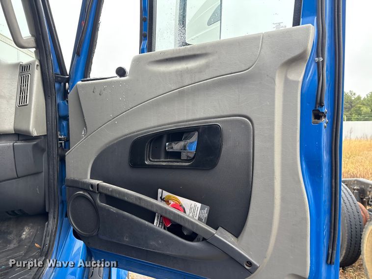 image for item YA0855 2016 International ProStar Plus 122 semi truck