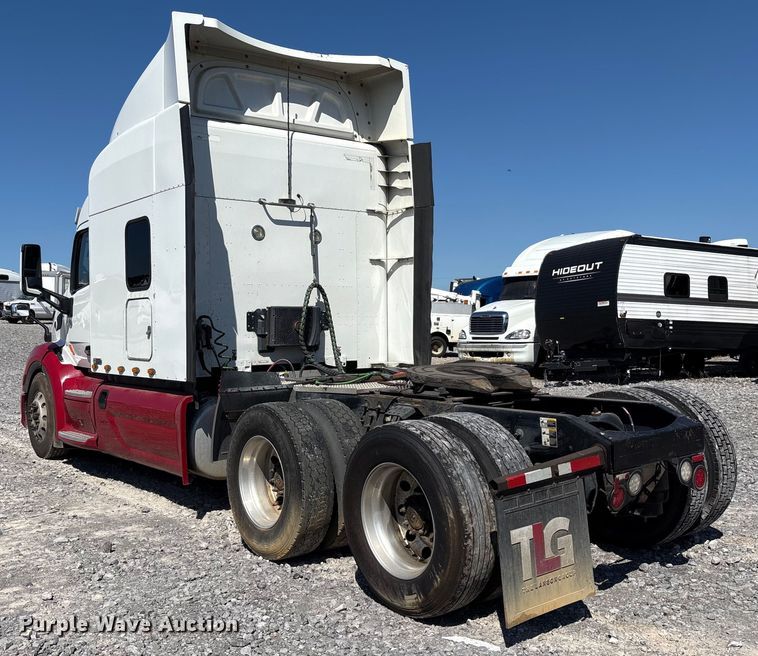 image for item YA0857 2018 Peterbilt 579 semi truck