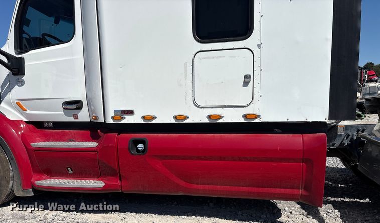 image for item YA0857 2018 Peterbilt 579 semi truck