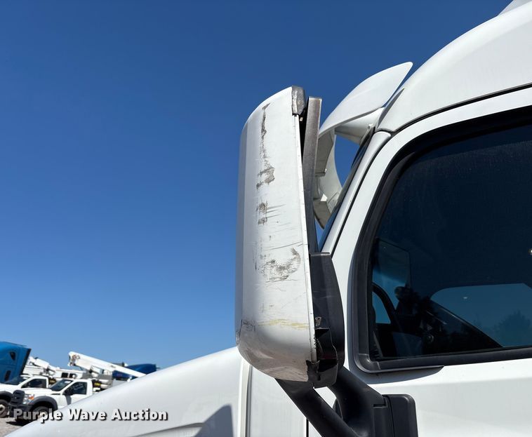 image for item YA0857 2018 Peterbilt 579 semi truck