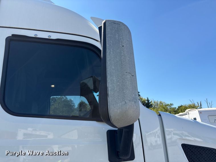 image for item YA0857 2018 Peterbilt 579 semi truck