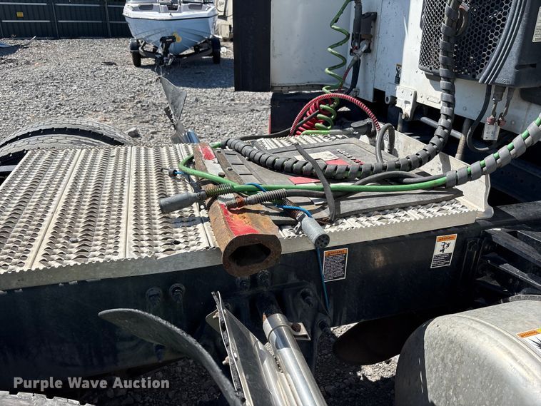 image for item YA0857 2018 Peterbilt 579 semi truck