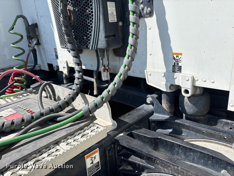 image for item YA0857 2018 Peterbilt 579 semi truck