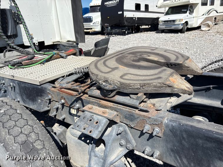 image for item YA0857 2018 Peterbilt 579 semi truck