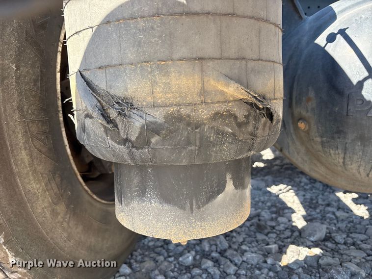 image for item YA0857 2018 Peterbilt 579 semi truck