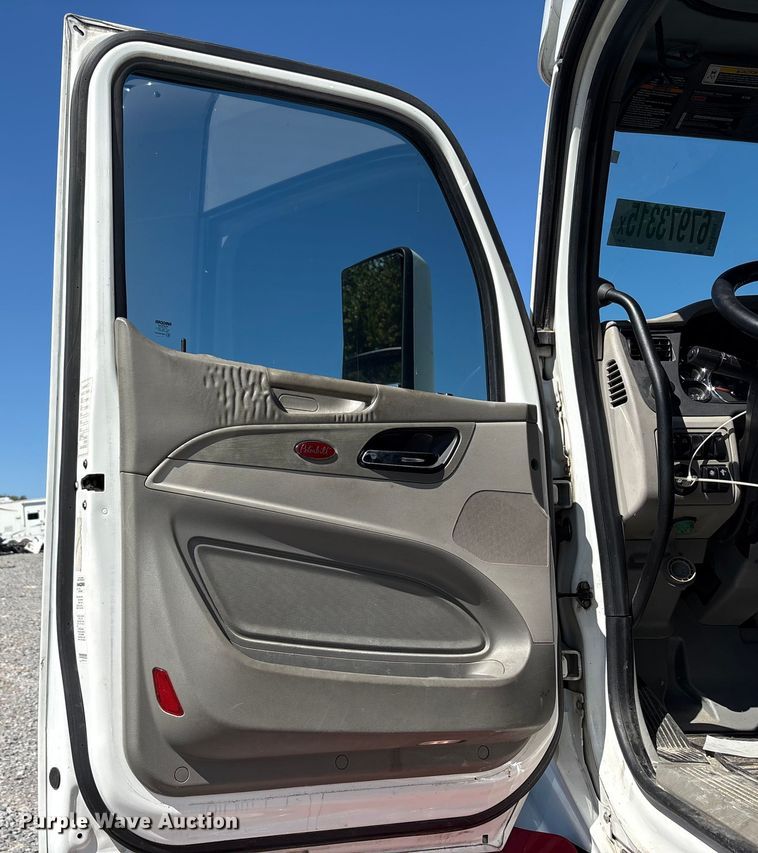 image for item YA0857 2018 Peterbilt 579 semi truck