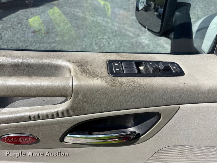 image for item YA0857 2018 Peterbilt 579 semi truck