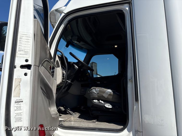 image for item YA0857 2018 Peterbilt 579 semi truck