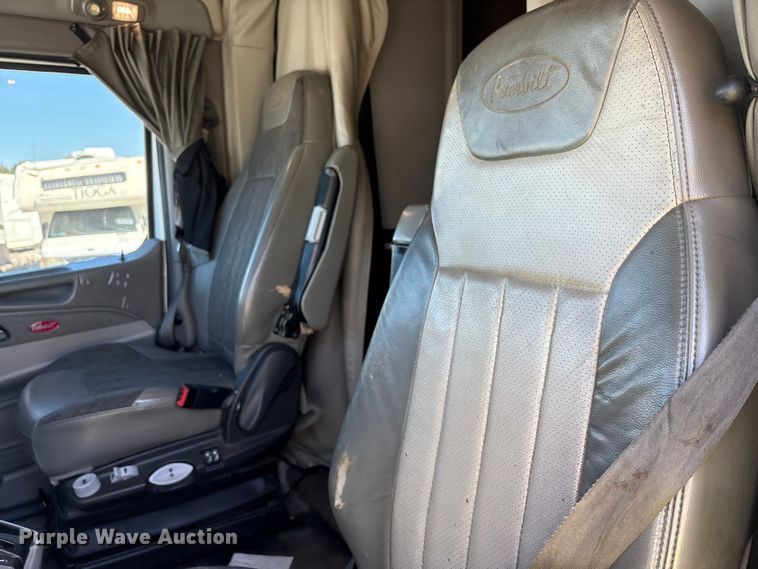 image for item YA0857 2018 Peterbilt 579 semi truck