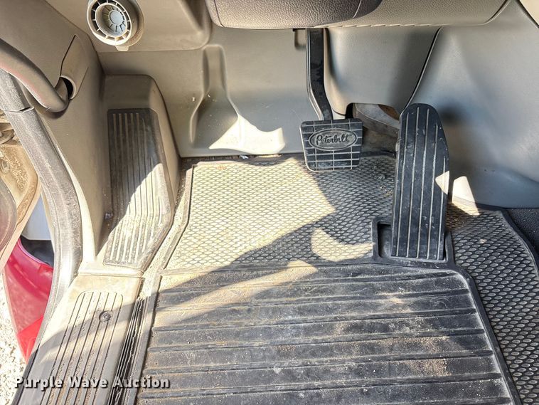 image for item YA0857 2018 Peterbilt 579 semi truck