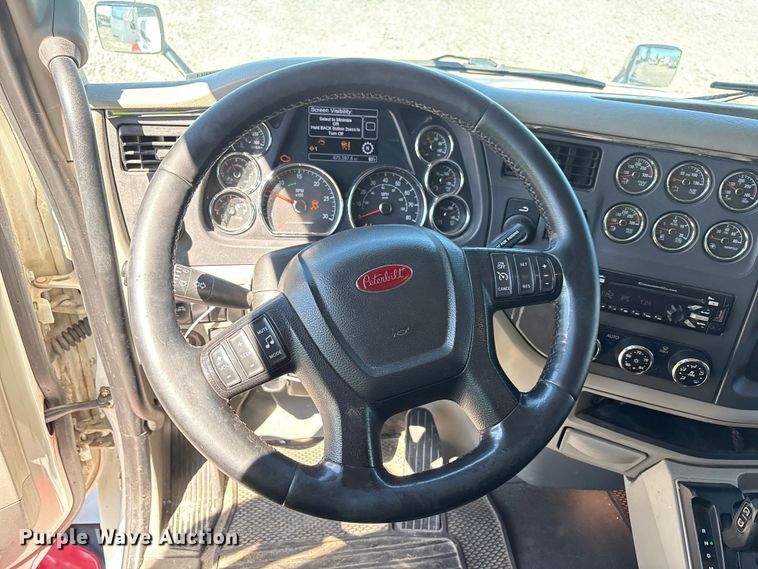 image for item YA0857 2018 Peterbilt 579 semi truck