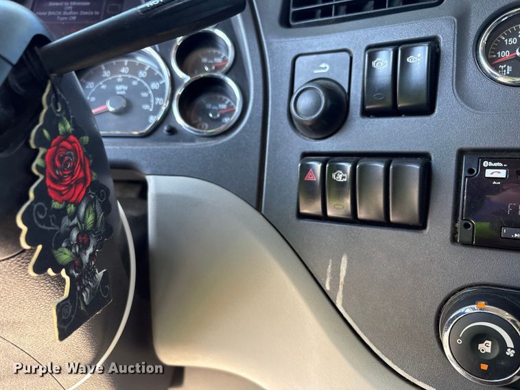 image for item YA0857 2018 Peterbilt 579 semi truck