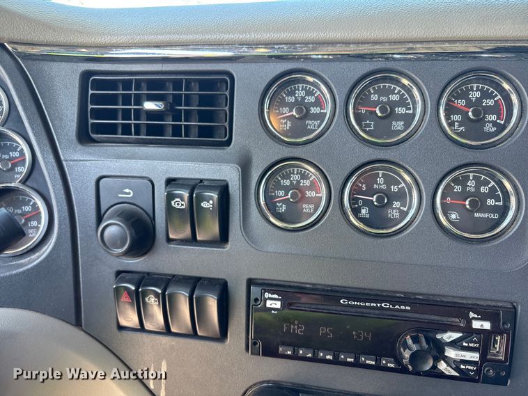 image for item YA0857 2018 Peterbilt 579 semi truck