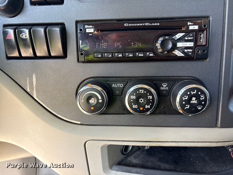 image for item YA0857 2018 Peterbilt 579 semi truck