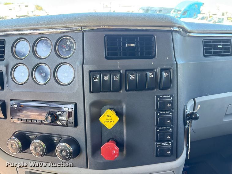 image for item YA0857 2018 Peterbilt 579 semi truck