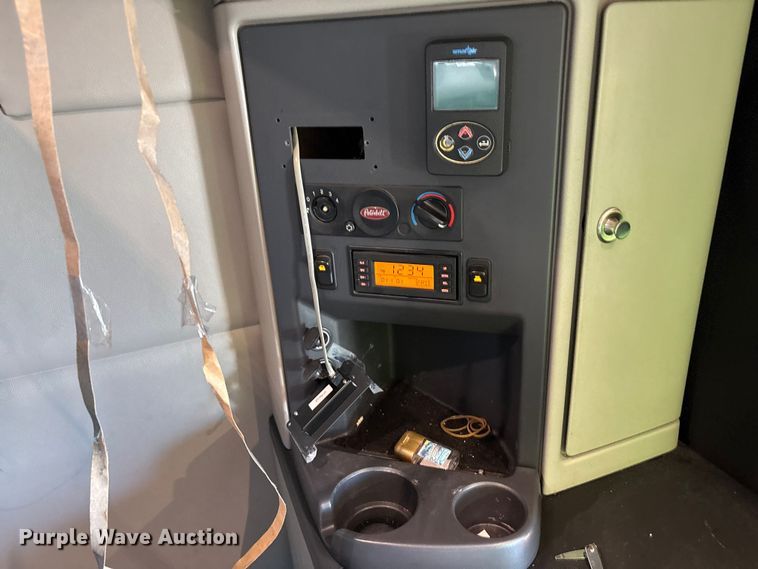 image for item YA0857 2018 Peterbilt 579 semi truck