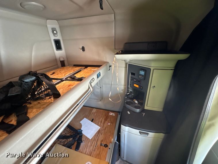 image for item YA0857 2018 Peterbilt 579 semi truck