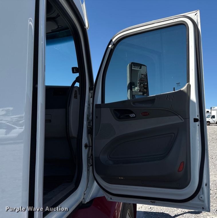 image for item YA0857 2018 Peterbilt 579 semi truck