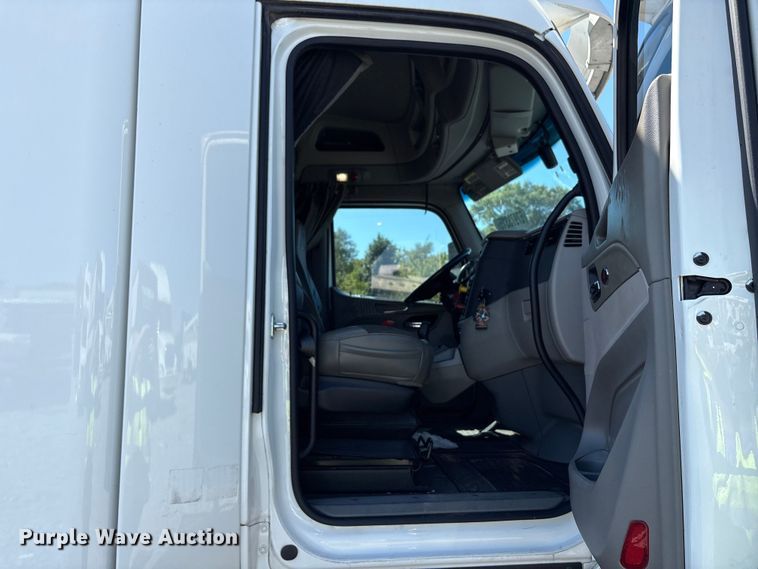 image for item YA0857 2018 Peterbilt 579 semi truck