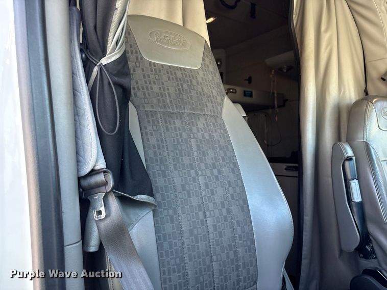 image for item YA0857 2018 Peterbilt 579 semi truck