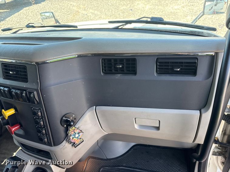 image for item YA0857 2018 Peterbilt 579 semi truck