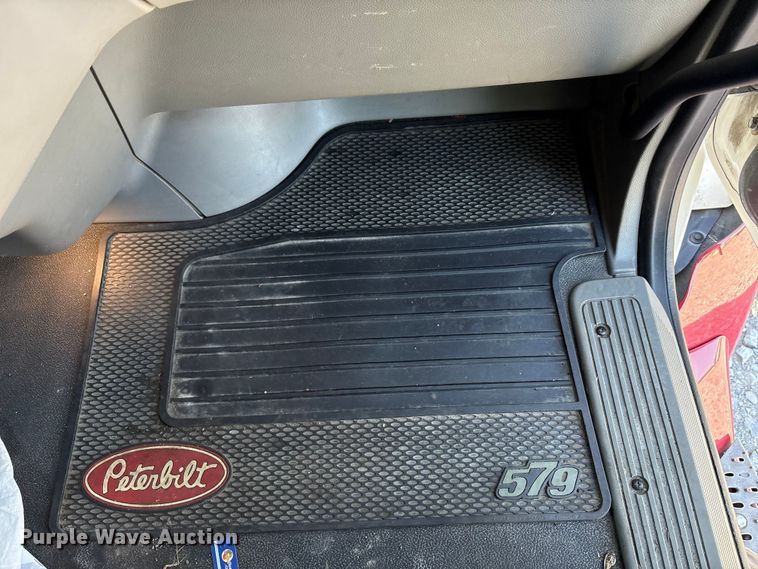 image for item YA0857 2018 Peterbilt 579 semi truck