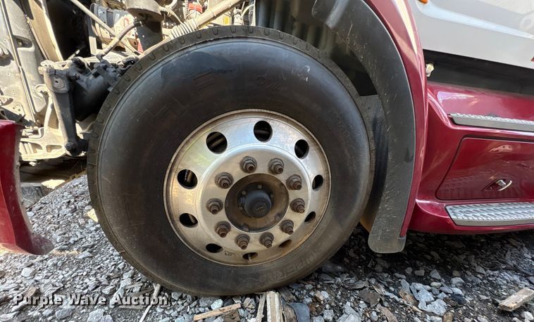 image for item YA0857 2018 Peterbilt 579 semi truck