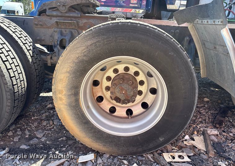 image for item YA0857 2018 Peterbilt 579 semi truck