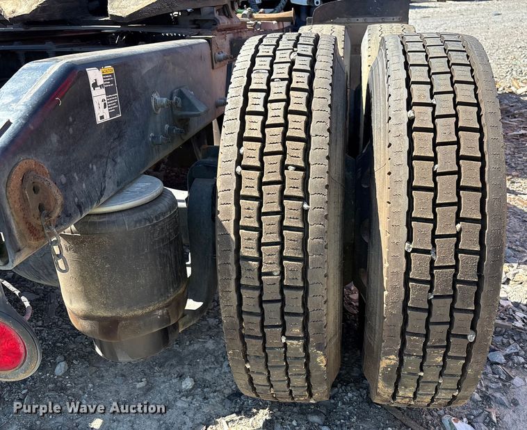 image for item YA0857 2018 Peterbilt 579 semi truck