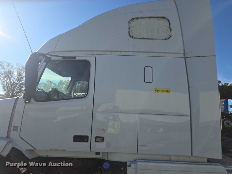 image for item YA0873 2014 Volvo VNL semi truck