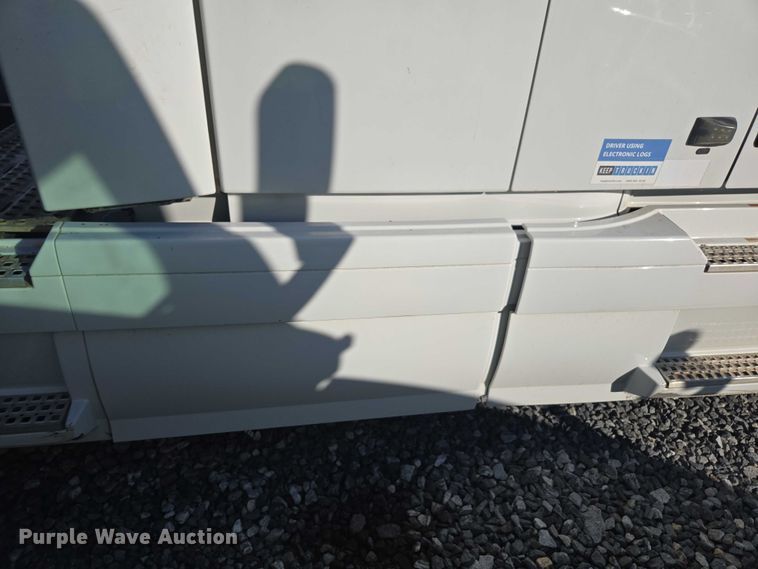 image for item YA0873 2014 Volvo VNL semi truck