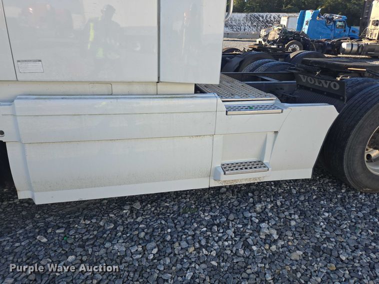 image for item YA0873 2014 Volvo VNL semi truck