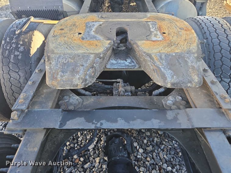 image for item YA0873 2014 Volvo VNL semi truck