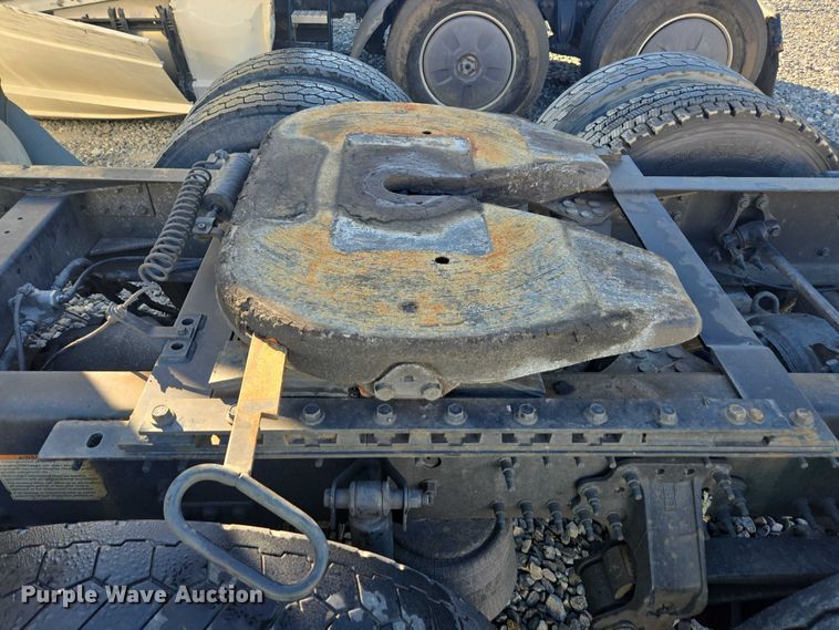 image for item YA0873 2014 Volvo VNL semi truck